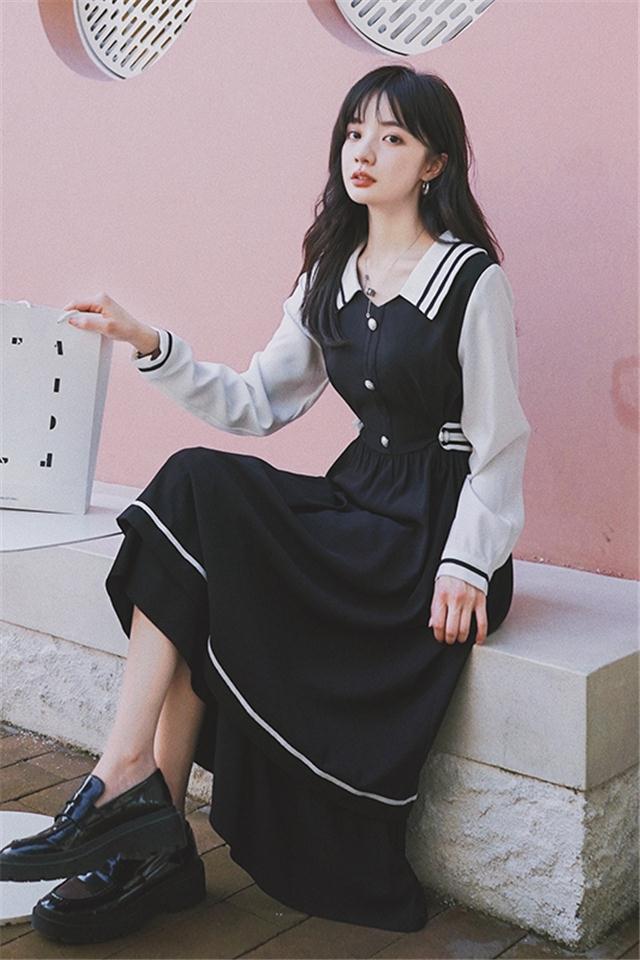 女友在游泳课被三个人
