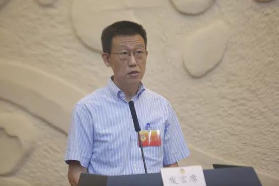 12岁学生开腿让打扑克正常吗