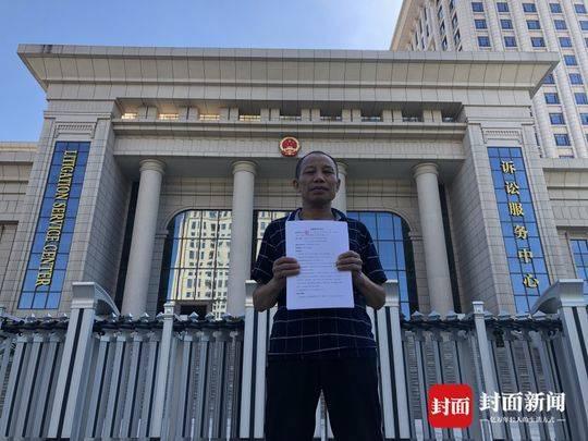 商务旅行戴帽子的女老板同行