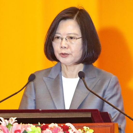 八重神子拿黄瓜