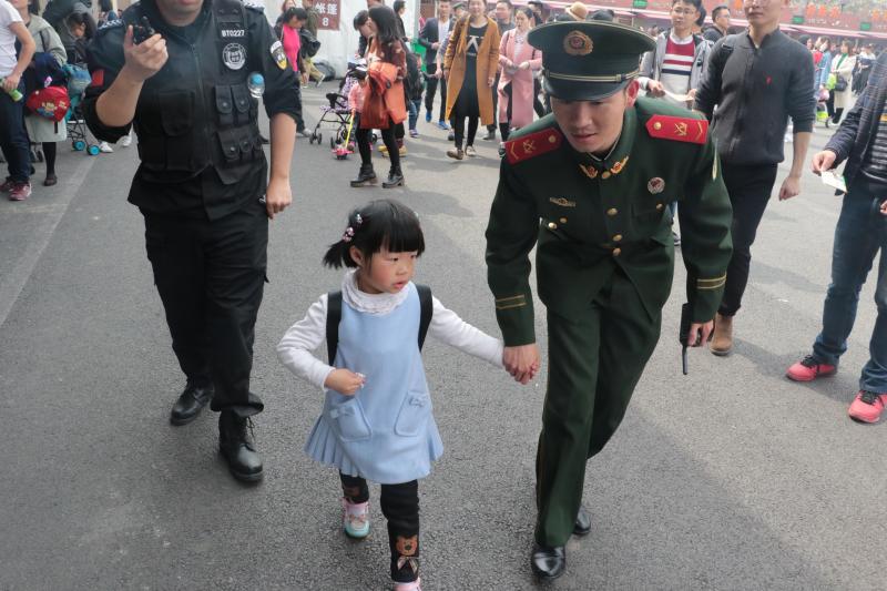 宝宝腿分得开点才不疼