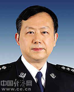 女生迈开腿让男生吃草莓的
